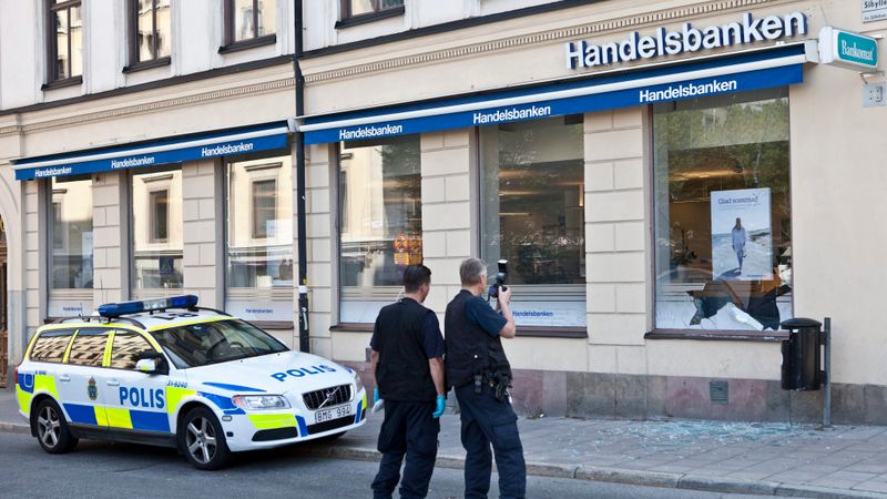 Stokholmā nepilnas stundas laikā aplaupītas divas bankas un valūtas maiņas punkts