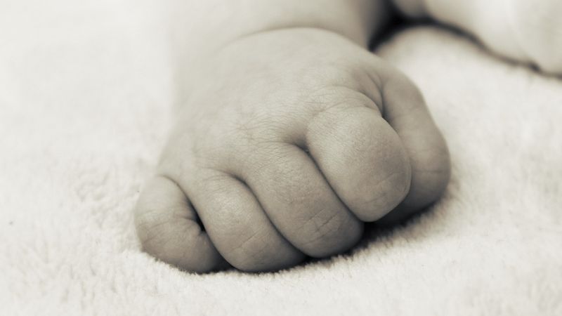 Jaundzimušo skaits turpina sarukt