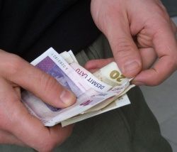 Kredītreģistrs: tiek kavēti 410 tūkstoši dažādu saistību