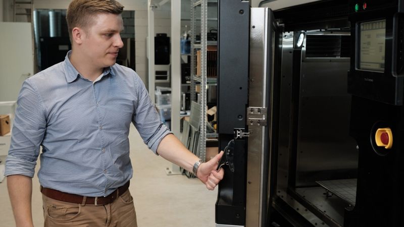 Rīgā ar 3D printeri ražos lielizmēra detaļas lidmašīnām