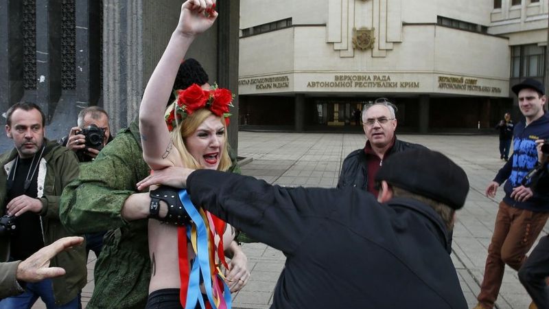 Femen Krimā protestē pret «Putina karu»