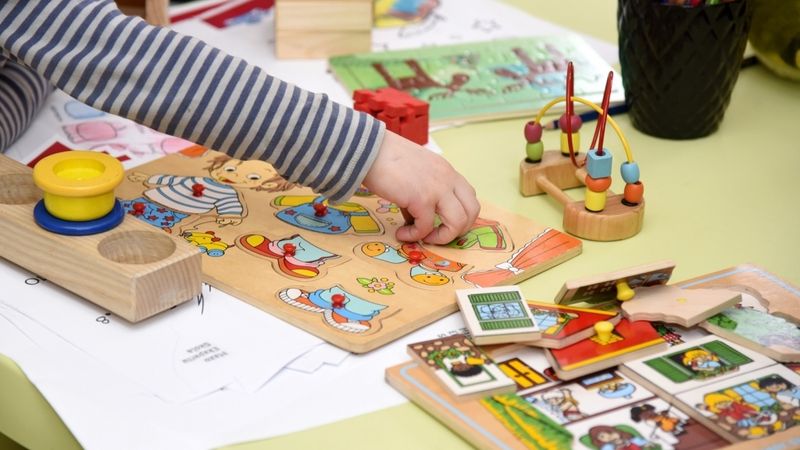 Vairāki galvaspilsētas bērnudārzi un skolas būs jāslēdz