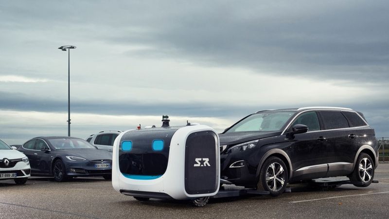 FOTO: Getvikas lidostā mašīnas stāvvietā drīzumā varētu novietot roboti