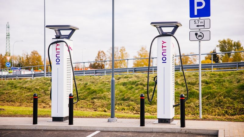 Circle K atklāj savu pirmo elektrouzlādes staciju Latvijā