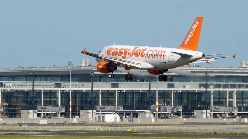 Pārāk liels vīriešu skaits un ziedojumu vākšana neļauj pacelties easyJet lidmašīnai
