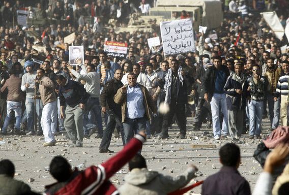 Kairā sākušās sadursmes starp Mubaraka atbalstītājiem un demonstrantiem