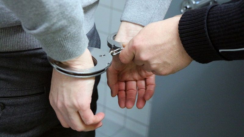 Papildināta - Aiztur divas VUGD amatpersonas par kokaīna glabāšanu realizācijas nolūkā un nestrādāšanu