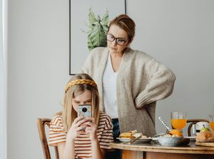 Telefoni ģimenēs Latvijā rada spriedzi: 72 % aicina tos lietot mazāk