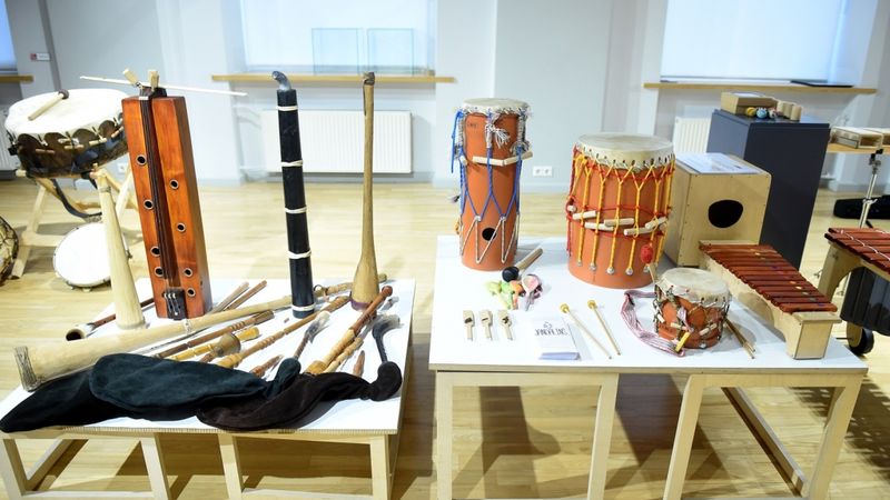 FOTO: Mūzikas instrumentus rada pat no caurulēm un tukšiem gāzes baloniem