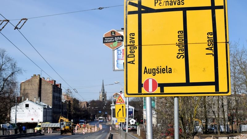 Papildināta - FOTO: Satiksmi pār Deglava tiltu atjaunos vakarā