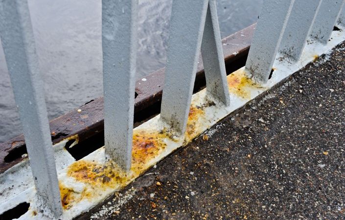 Rīgas dome skaidro Vanšu tilta margu krāsošanas dārdzību