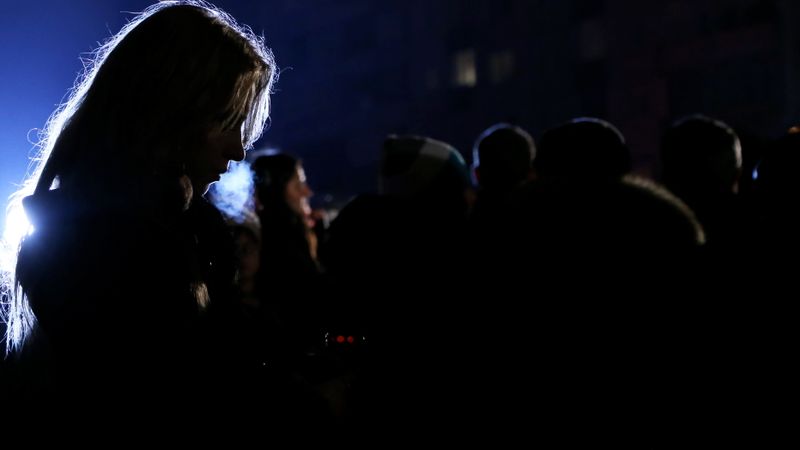 Simtiem cilvēku Zolitūdē pieminēja treģēdijas upurus