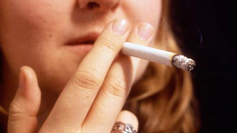 Kasiere ar klientes aizmirsto bezkontakta maksājumu karti iegādājas cigaretes un kafiju