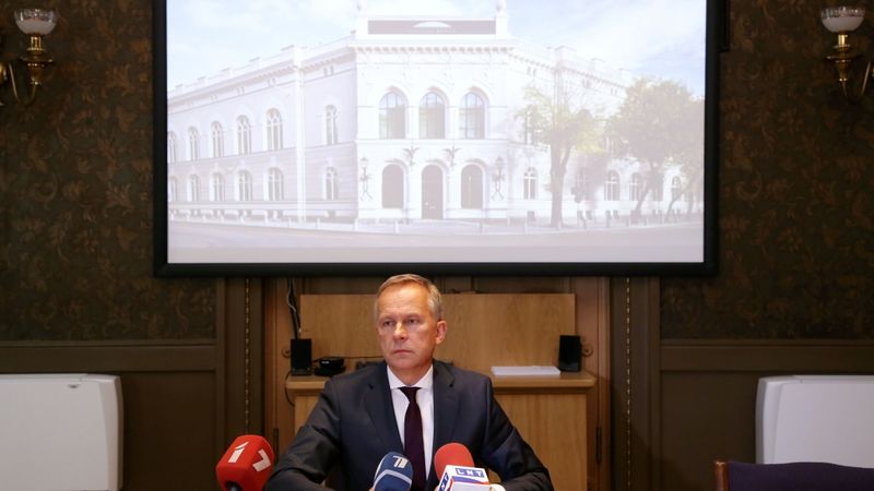 Nakts vidū Rimšēviču ar KNAB transportlīdzekli aizved no pratināšanas telpām