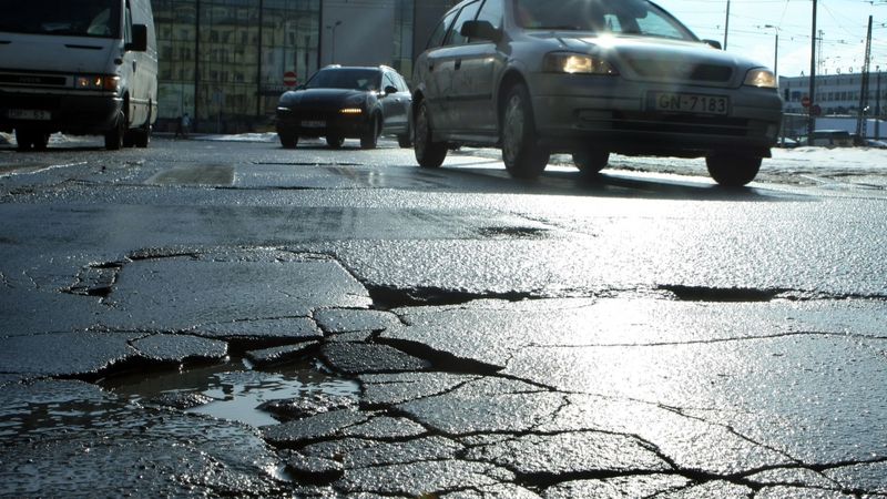 Latvijas autoceļu uzturētājs: Pēdējo desmit gadu laikā bedru apjoms samazinājies par 50%