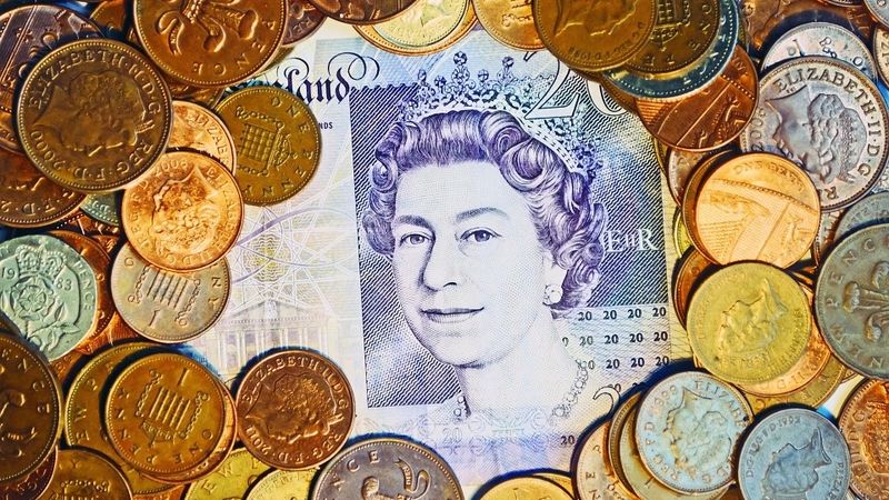 Britu mārciņas vērtība krītas Breksita saspīlējuma dēļ, biržu indeksi pārsvarā kāpj