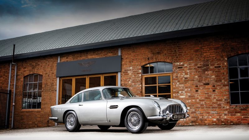 FOTO: Izsolē pārdos Džeimsa Bonda Aston Martin