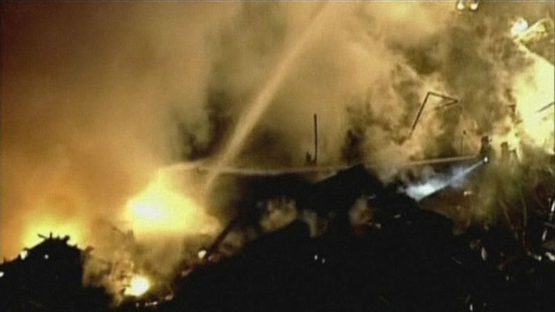 Gāzes eksplozija izraisa milzu ugunsgrēku Kanzassitijas iepirkšanās rajonā