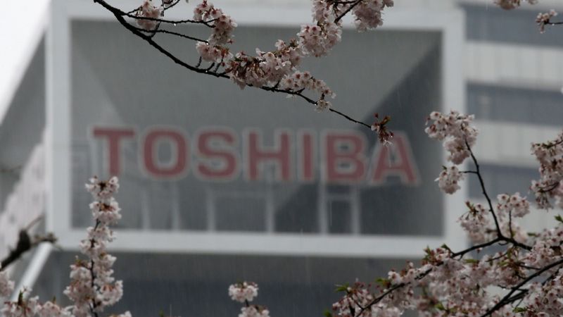 Toshiba publisko ilgi aizkavētos finanšu rezultātus; brīdina par uzņēmuma izdzīvošanu