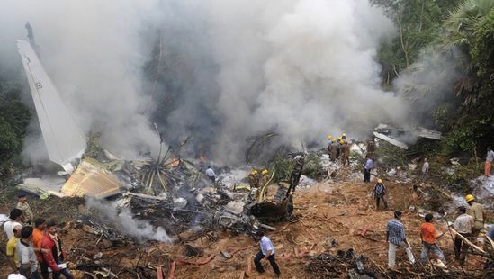 Indijā avarējusi Boeing lidmašīna; vismaz 158 bojāgājušie