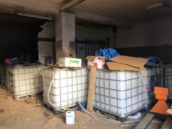 FOTO: Tukuma novadā likvidēta vērienīga nelegālā alkohola ražotne