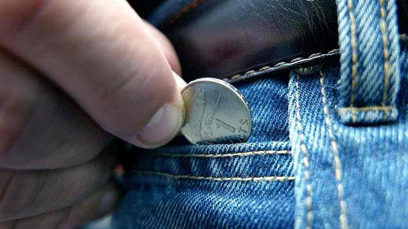 Nākamgad tomēr turpinās izmaksāt astoņu latu ģimenes valsts pabalstu