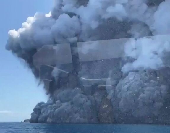 FOTO: Izvirdis tūristu apmeklēts vulkāns; ir bojāgājušie