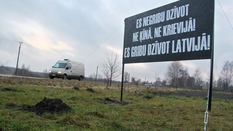 Plakātu pret zemes iztirgošanu ārzemniekiem liks noņemt vai būs jāmaksā sods