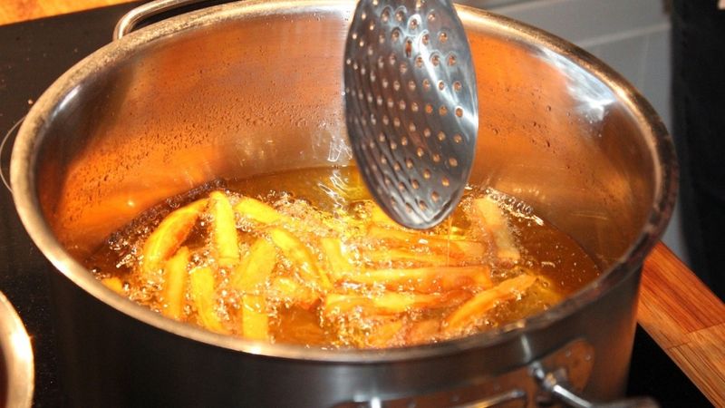 Veidos pārtikas eļļu un tauku atkritumu savākšanas laukumu