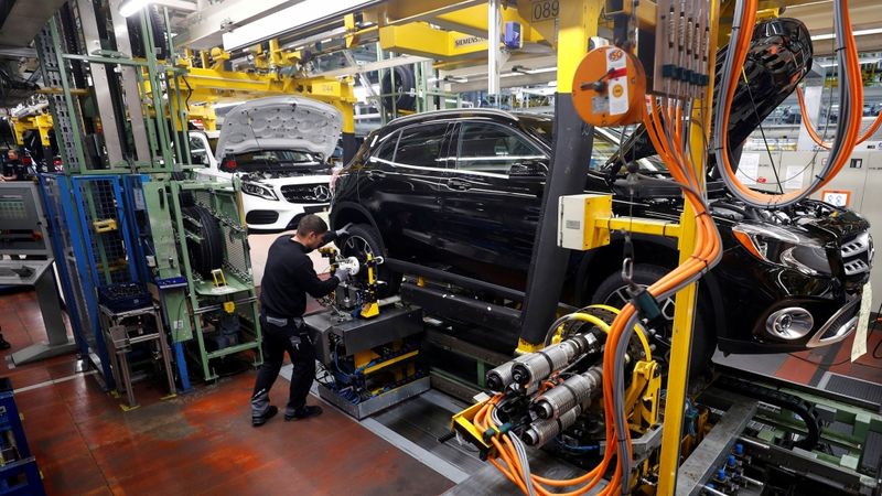 Vācijas automašīnu ražošanas dati nepatīkami pārsteidz