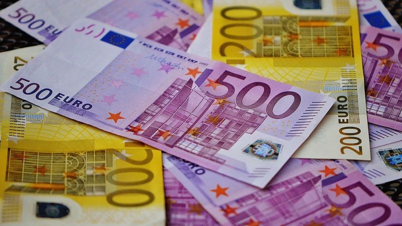 Piedāvājot ieguldīt akcijās, izkrāpj lielas naudas summas