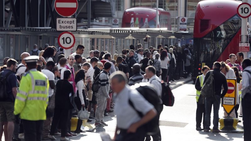 FOTO: Metro darbinieku streiks rada haosu Londonā