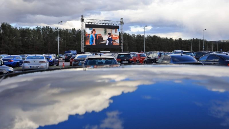 Lietuvā aicina koncertus un kino skatīties pa auto logu