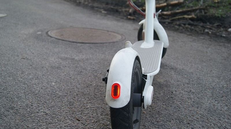 Lietuvā nākamgad stāsies spēkā regulējums elektrisko skrejriteņu izmantošanai