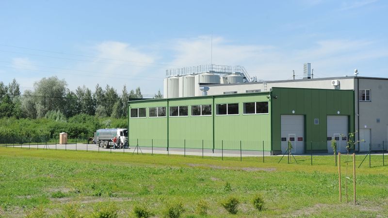 Atklāj zemnieku jauno rūpnīcu Jelgavā