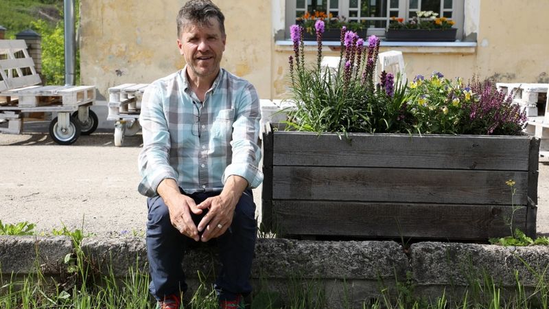 FOTO: Auklē piekto bērnu - Ērgļu dzelzceļa staciju