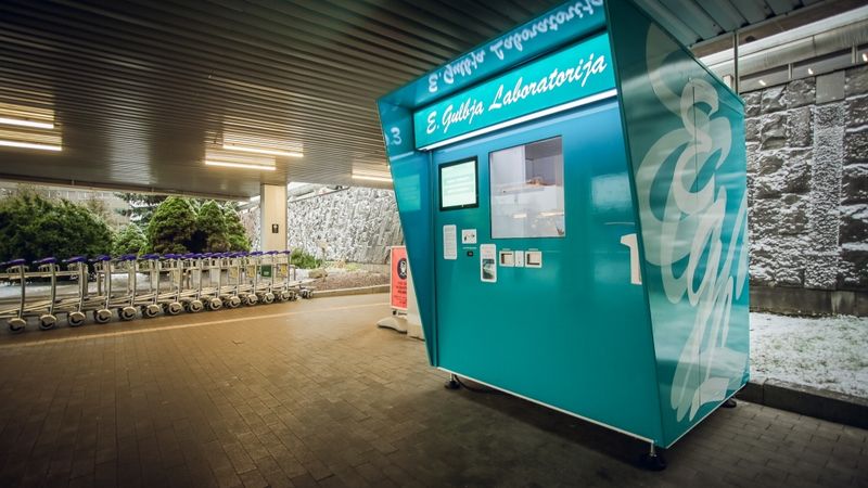 Lidostā ierīkots bezkontakta Covid-19 analīžu punkts