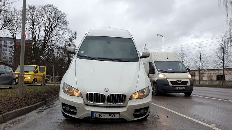FOTO, VIDEO: Policija demonstrē zaglim konfiscēto automašīnu aizdzīšanas tehniku