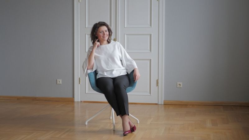 Ko darīt, ja partneris regulāri pārskaita naudas līdzekļus ikdienas tēriņiem?