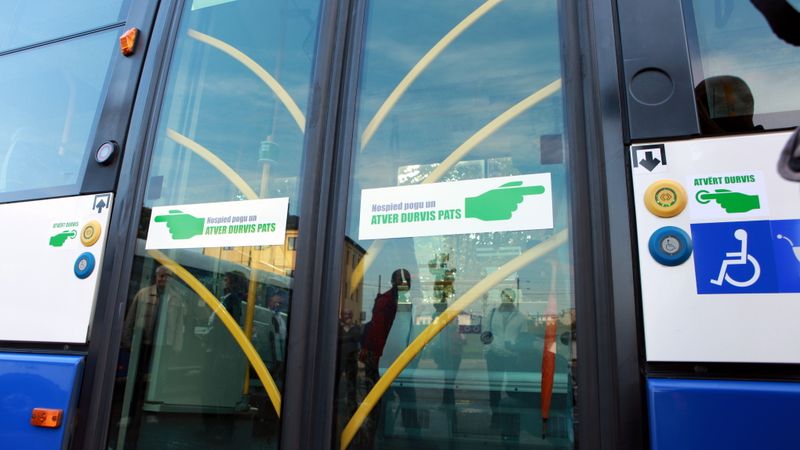 Pret cenu izmaiņām Rīgas sabiedriskjā transportā parakstījušies desmit tūkstoši