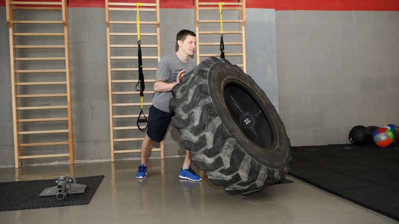 Sākam biznesu: jaunajā CrossFit sporta zālē trenēs kā armijā
