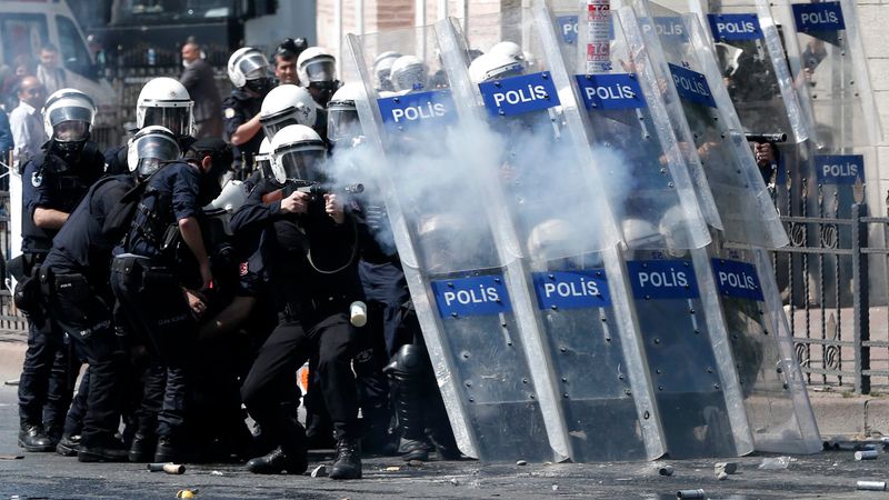 Darba svētku demonstrācijas pasaulē pāraugušas vardarbībā