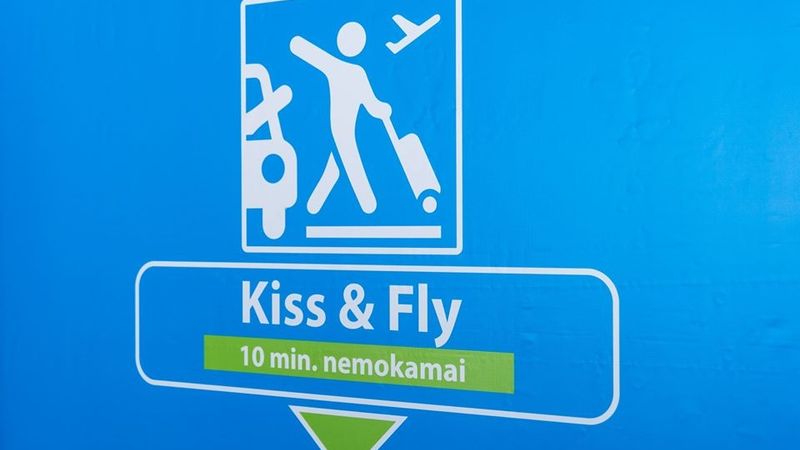 Viļņas lidostā sāk darboties īslaicīgas automašīnu apstāšanās sistēma Kiss and Fly