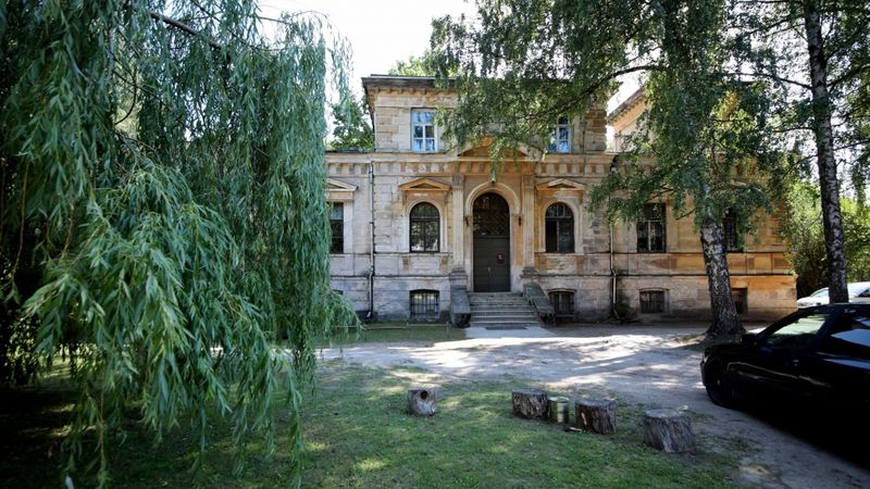 FOTO: Anniņmuižas vēsturiskā ēka pacietīgi gaida savu atdzimšanu