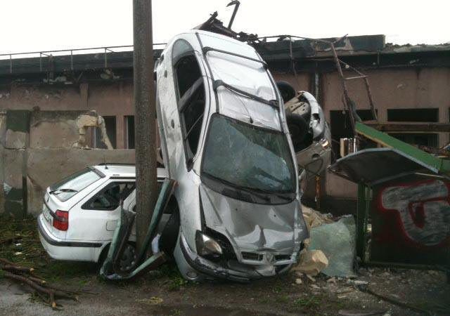 Tornado brāzies pāri Eiropā lielākajai tērauda rūpnīcai
