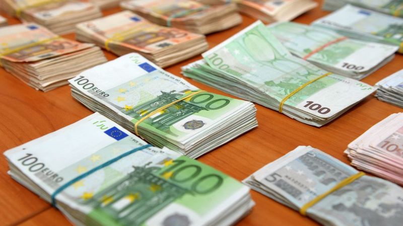 Latvijas bankās ES sankciju dēļ iesaldēti daži simti tūkstoši eiro