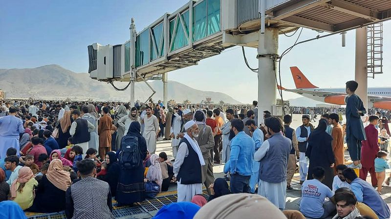 Kabulas lidostā haosa dēļ pārtraukti komerciālie avioreisi