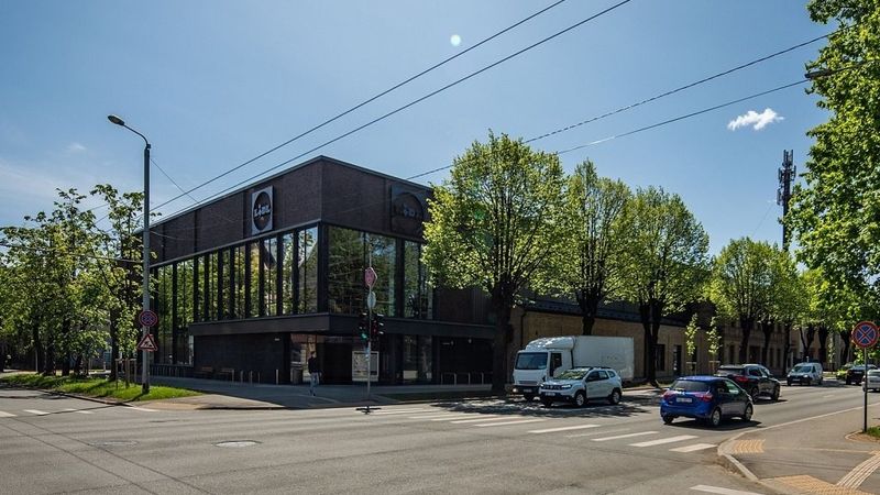 Kalnciema ielā atklāts arhitektoniski pielāgotais Lidl veikals