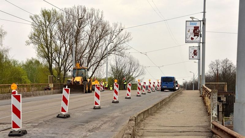 Brasas tilta remontdarbu laikā atrok apbedījumus; būvdarbi apturēti