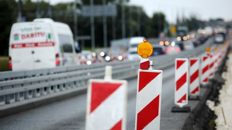 Ceļu būvdarbu dēļ daudzviet jārēķinās ar palēninātu satiksmi